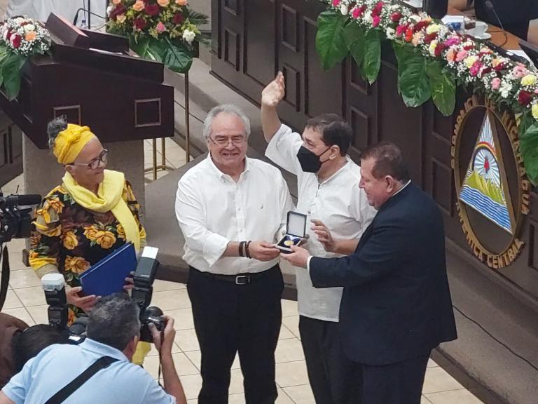 Camerata Bach recibe orden cultural José de la Cruz Mena en su 30 aniversario