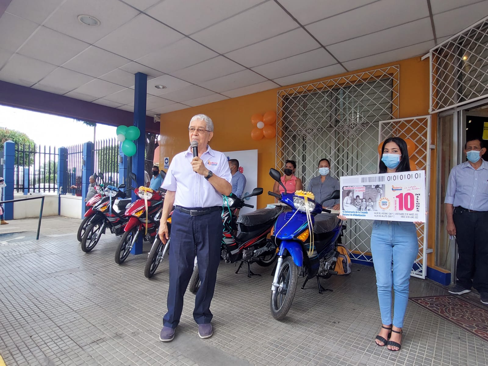 Entregan 6 motos de la raspadita moto en la ciudad de managua