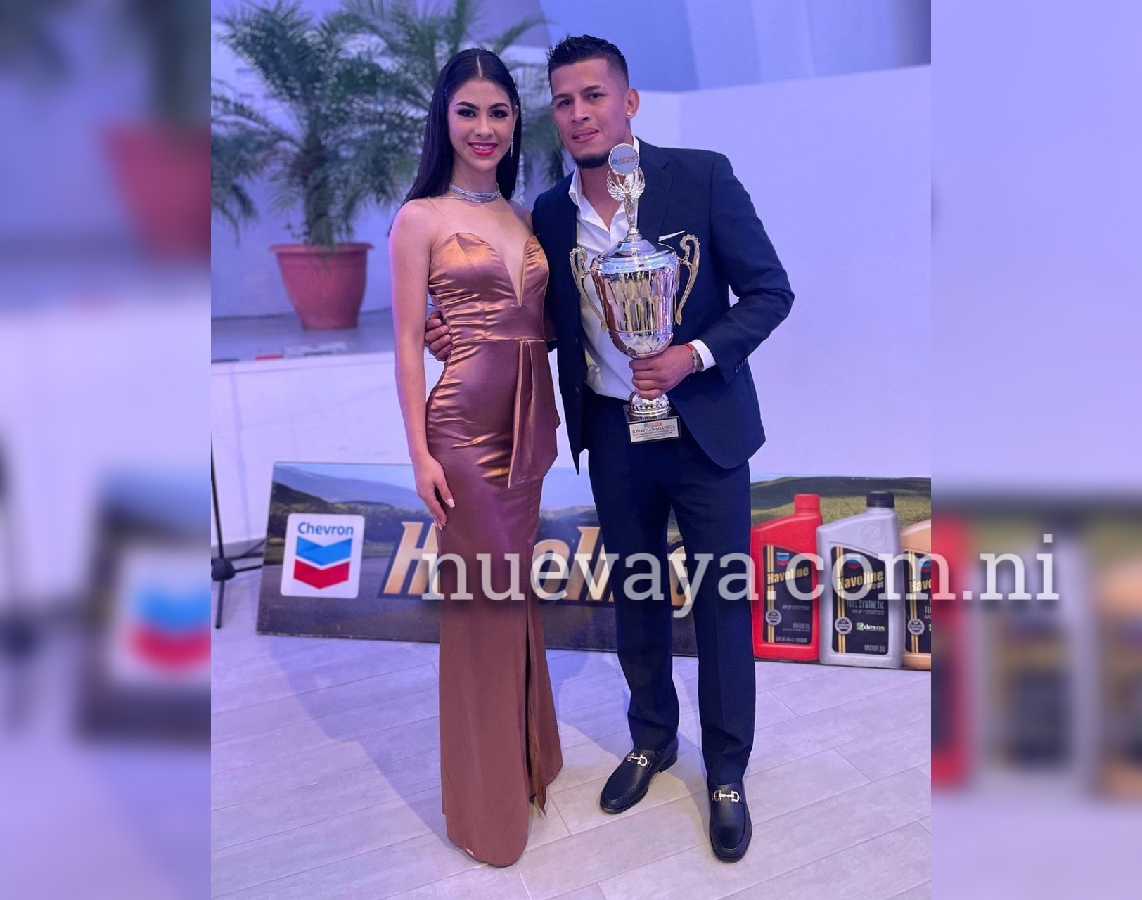 Jonathan Loáisiga y la modelo Sherly Casco