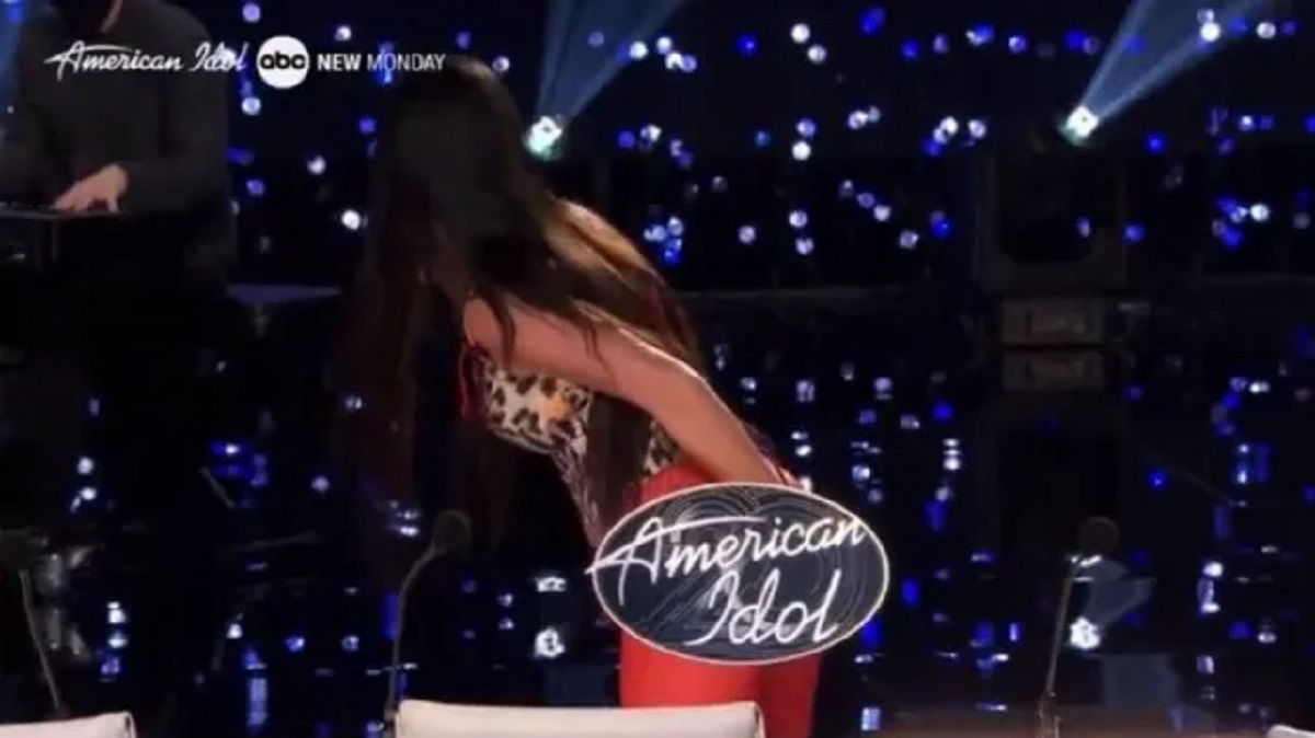 Katy Perry queda con las nalgas expuestas tras una falla de vestuario en American Idol