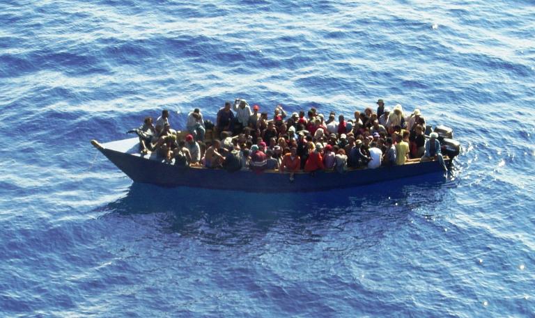 Rescatan con vida a 26 víctimas de naufragio en Indonesia