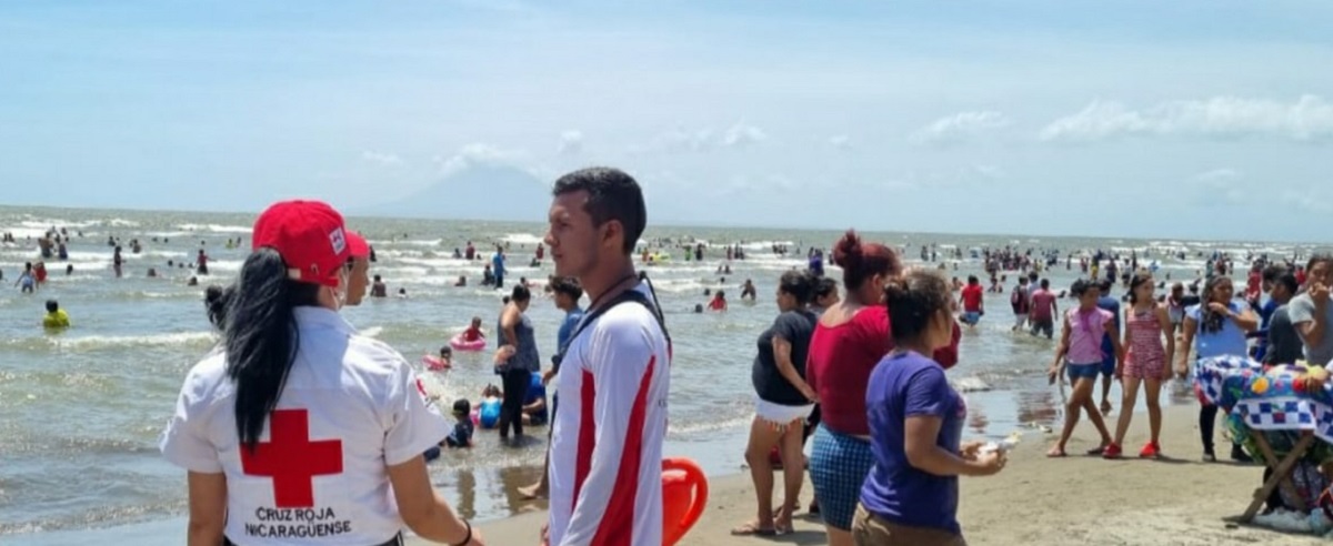 Cruz Roja salvó de la muerte a tres menores que eran arrastrados por las olas en Miramar, Nagarote 