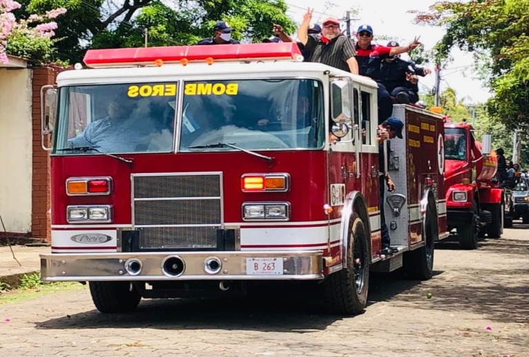 Bomberos reciben nuevos camiones completamente equipados