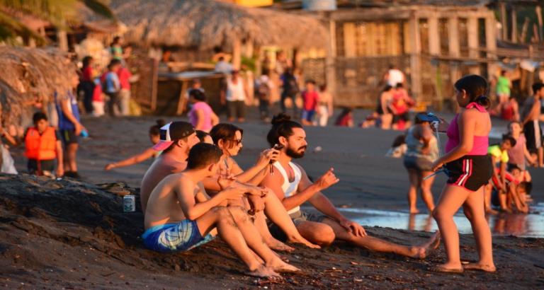 Familias disfrutan las Playas El Tránsito y El Recreo