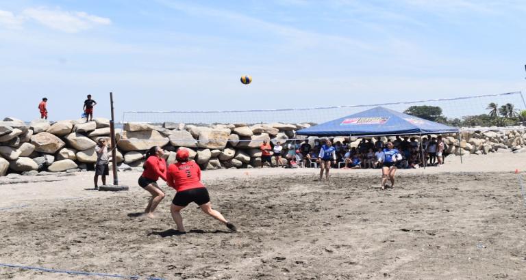 Encuentro deportivo de voleibol playa en el Municipio de Corinto