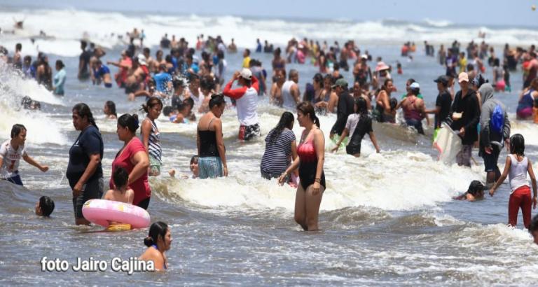 Miles disfrutaron este Viernes Santo en las aguas de Masachapa