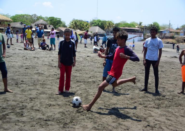 Disfrutando del deporte en la Playa de Miramar, Nagarote