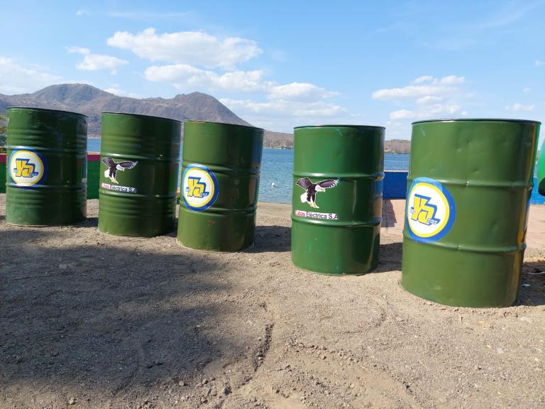 Cubas Eléctrica y Tu Nueva Radio Ya realizan nueva entrega de recipientes para basura en Centro Turístico de Xiloá