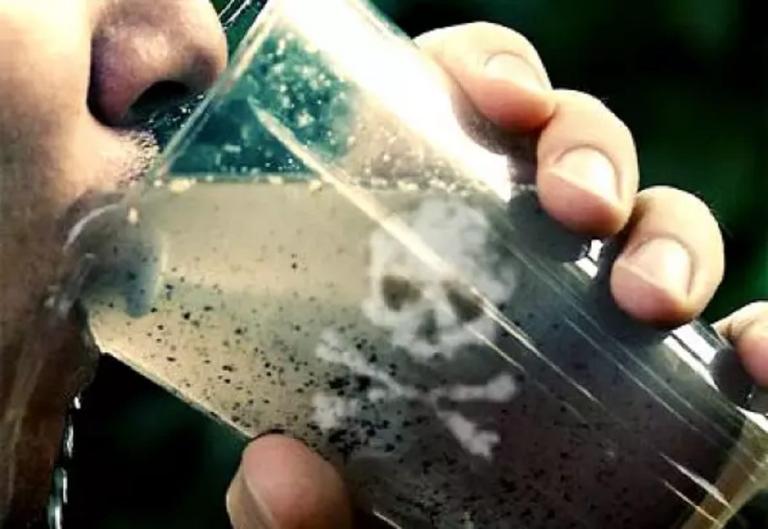Muchacho muere tras mezclar alcohol y herbicida porque su mujer «lo mando a volar»
