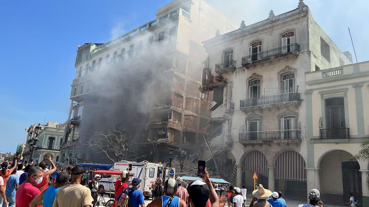 Fuerte explosion en el hotel saratoga de la habana cuba ii