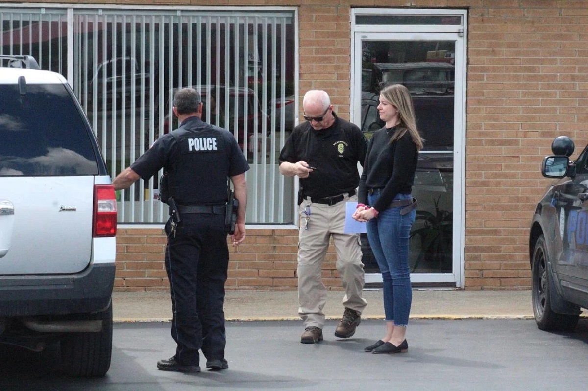 Olivia Ortz es escoltada por la policia