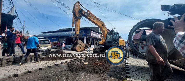 Alcaldía reemplaza tuberías obsoletas que provocan hundimiento en “calle de electrodomésticos” del mercado Oriental