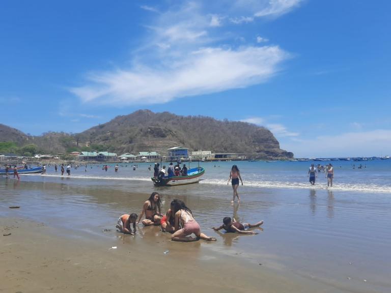 Familias nicaragüenses visitan San Jorge, en este fin de semana largo