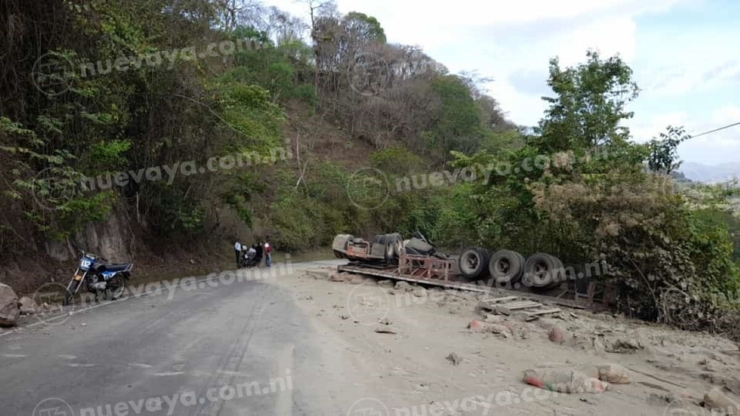 Dos Personas Mueren Y Resultan Heridas Al Volcarse Una Rastra Cargada