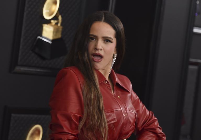 Chica, ¿Qué dices? Rosalía posa en diminutos trajes  para promocionar la marca de Kim Kardashian