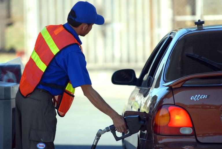 Gobierno asume otra alza más en precios de combustibles y gas licuado para proteger a familias