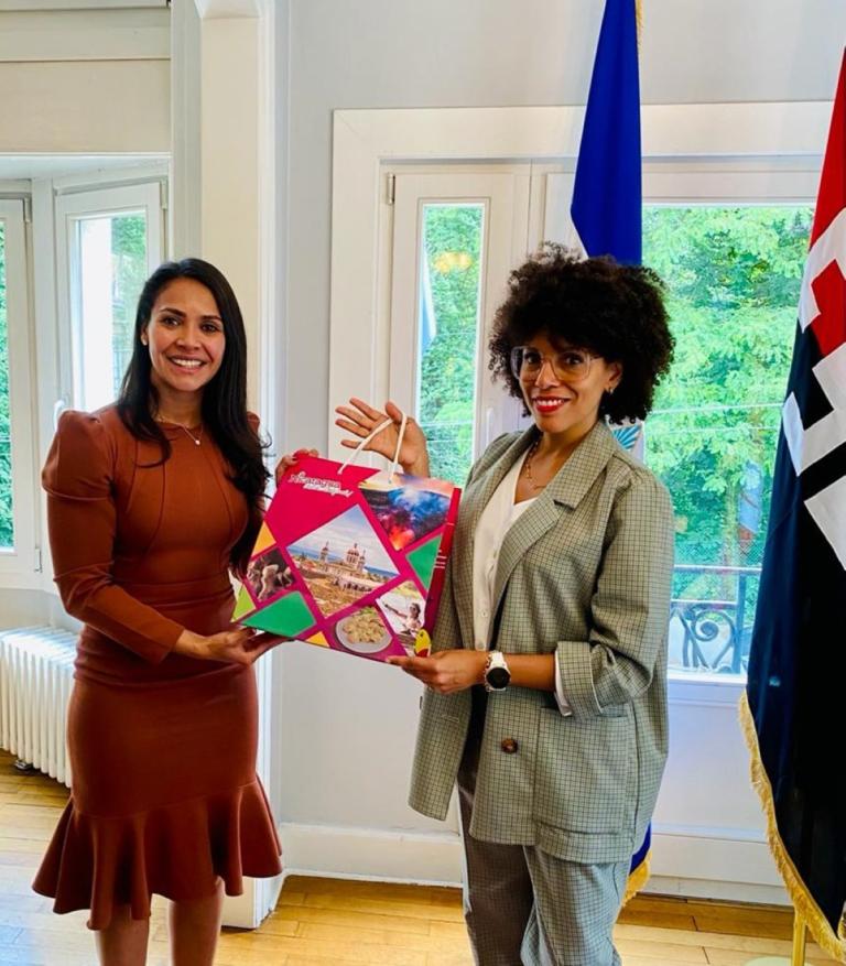 Embajada de Nicaragua sostiene encuentro con aerolínea en Bélgica