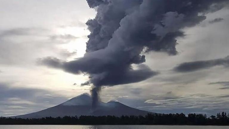 Hace erupción el volcán Ulawun en Papúa Nueva Guinea