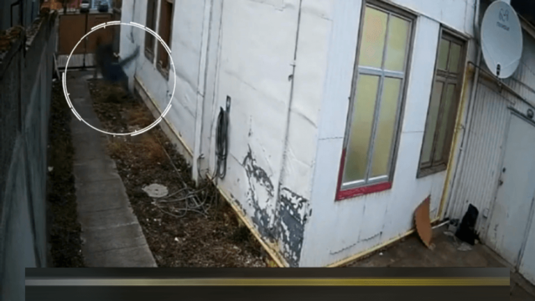 Hombre se lanza por una ventana para no pagar un prostíbulo en Chile