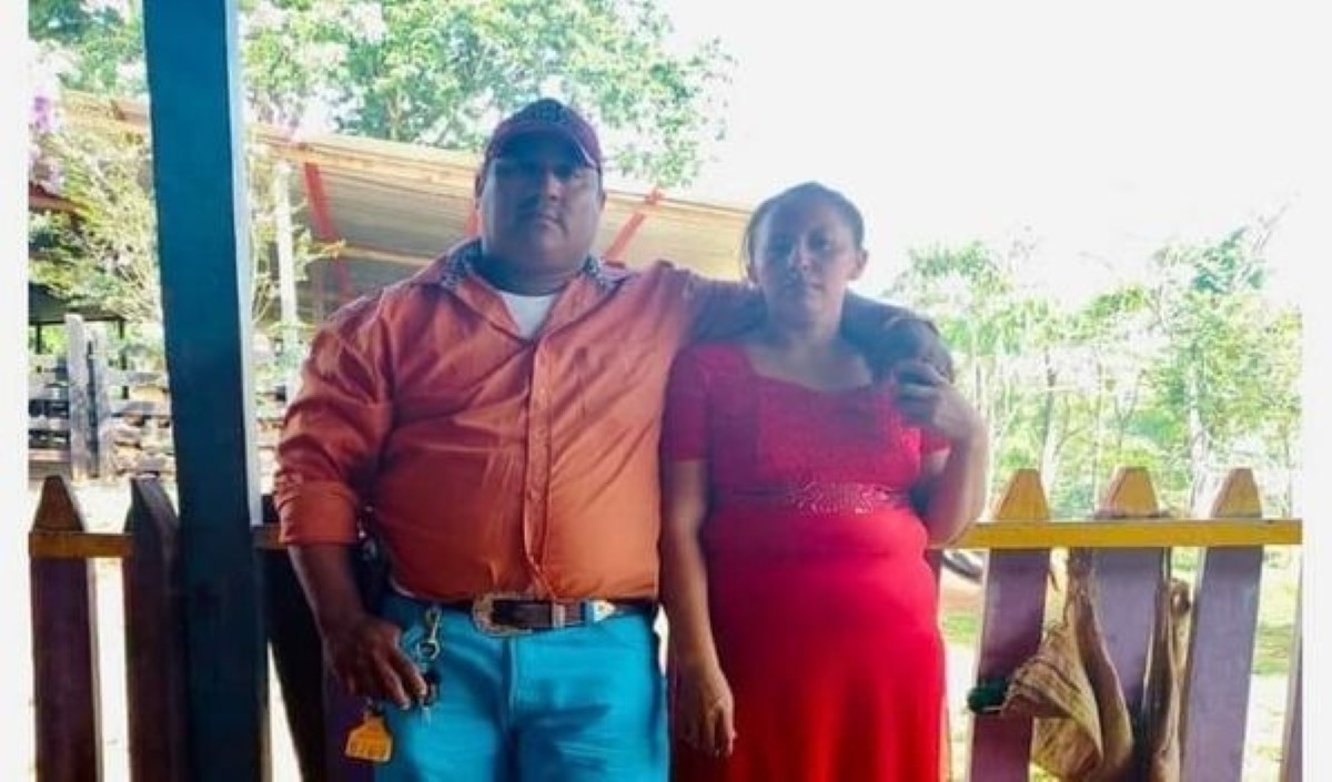 La señora Yorleni Elizabeth Soza López y su esposo Daniel Oporta