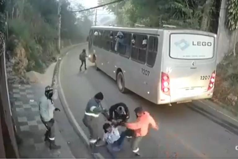 Pasajeros de autobús «penquean» a ladrón que atacaba ferozmente a una mujer en Brasil