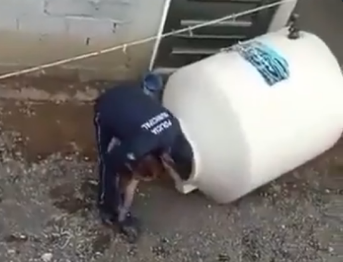 Momento en que un policía mexicano rescata a una niña dentro de un tanque de agua