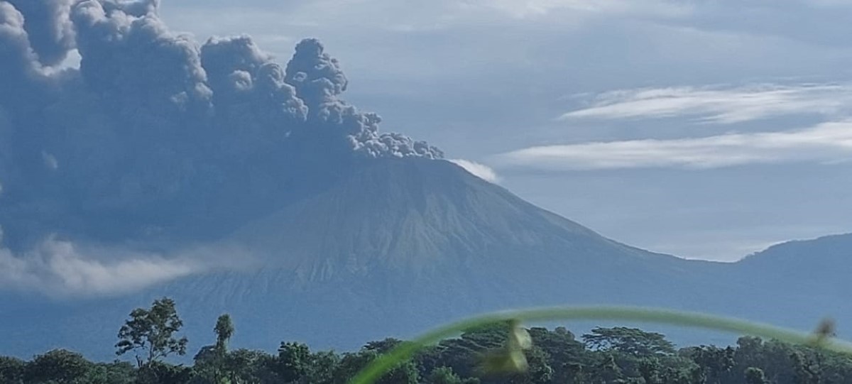 Volcan san cristobal registra explosion con emanacion de cenizas horizontal