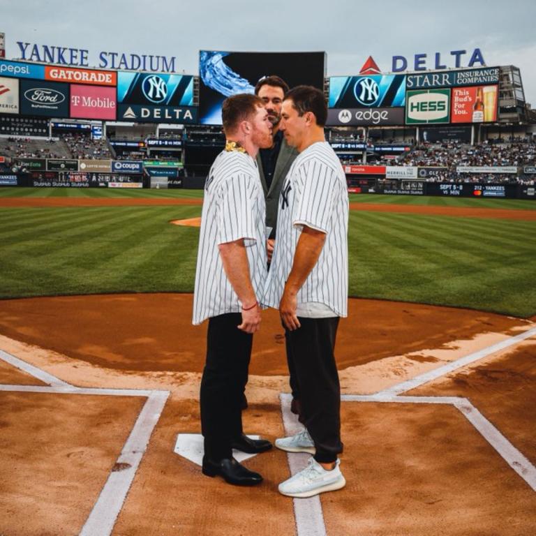 “Canelo” y Golovkin dejan los guantes y lanzan primera pelota en juego de los Yankees