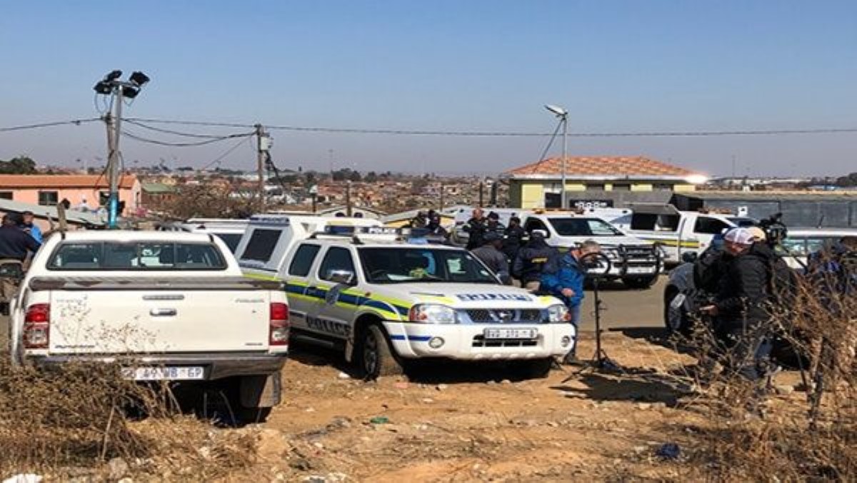 14 personas murieron a causa de un tiroteo desatado en un bar de sudafrica