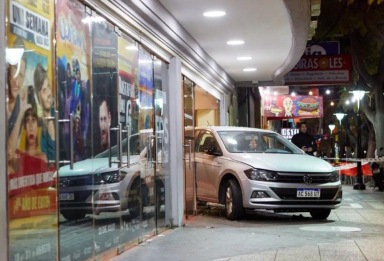 Un automóvil se estrelló violentamente contra un teatro dejando 23 heridos en Argentina