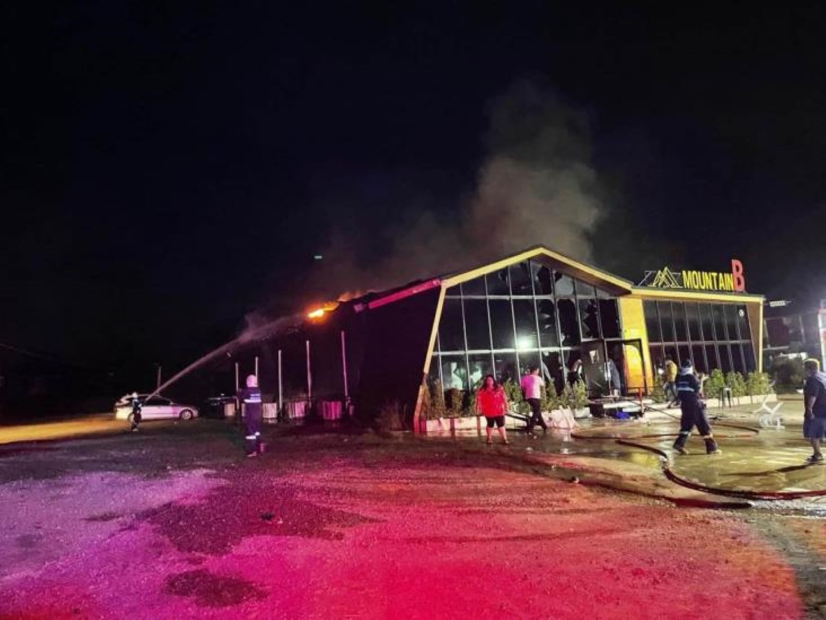 13 personas murieron al incendiarse una discoteca en tailandia
