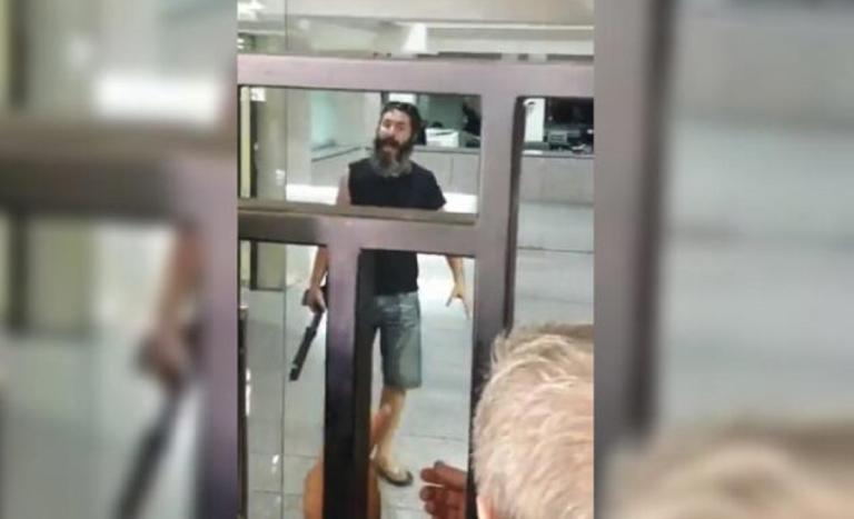 Hombre armado toma un banco en Beirut, Líbano para exigir devolución de sus ahorros