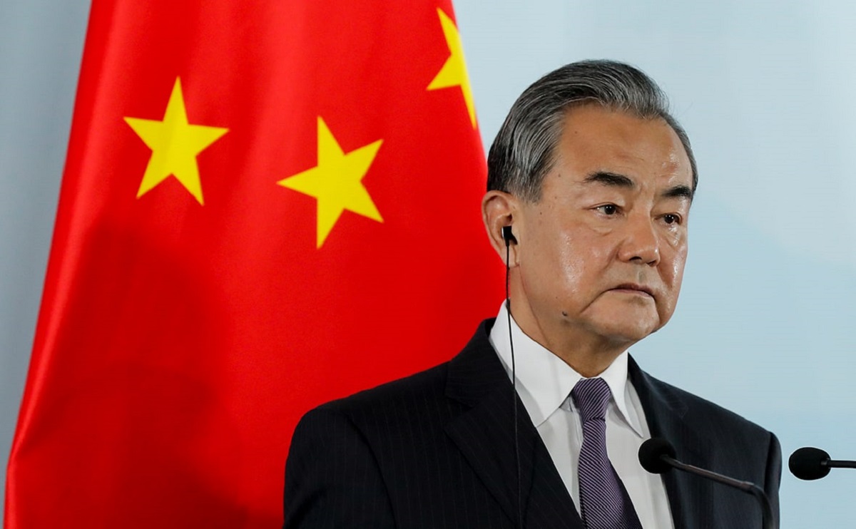 El Ministro de Relaciones Exteriores de China Wang Yi acusó a Estados Unidos de tratar deliberadamente de crear un incidente en el estrecho de Taiwán