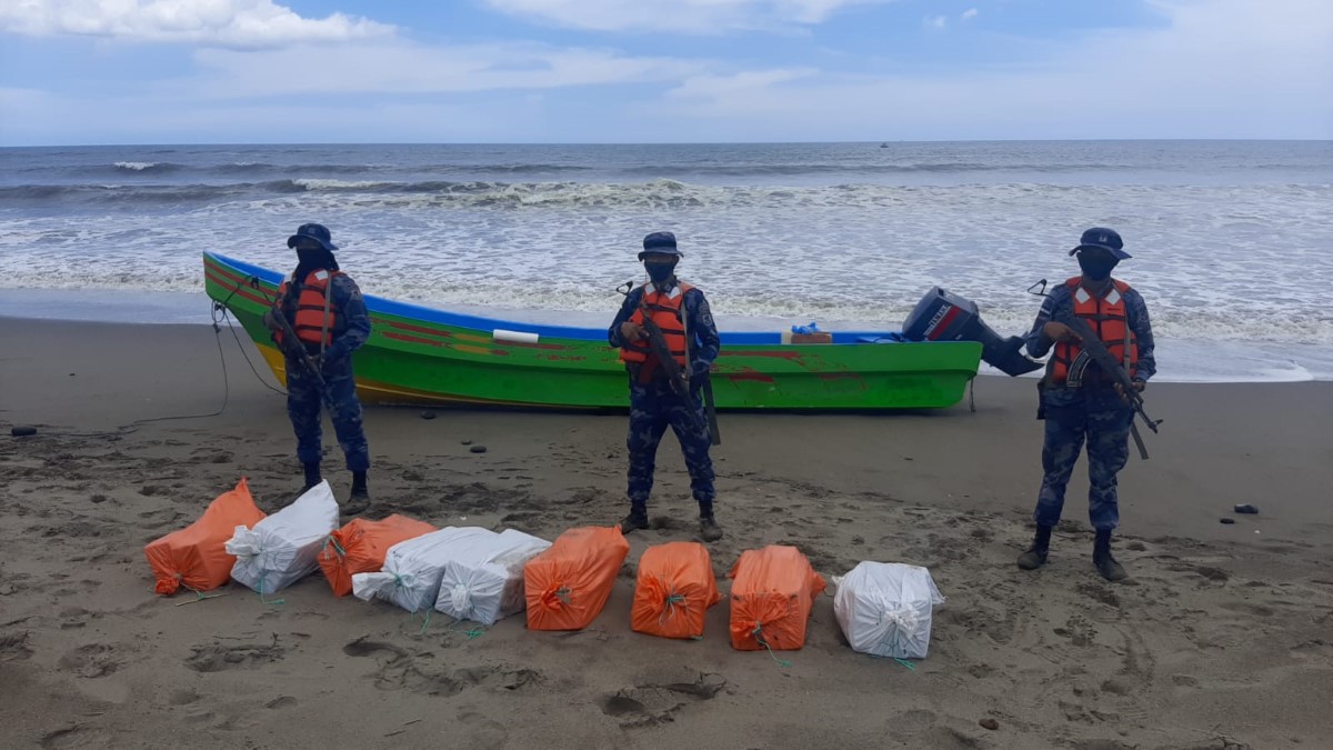 Ejercito de nicaragua incauta 9 sacos con droga en una playa de san rafael del sur