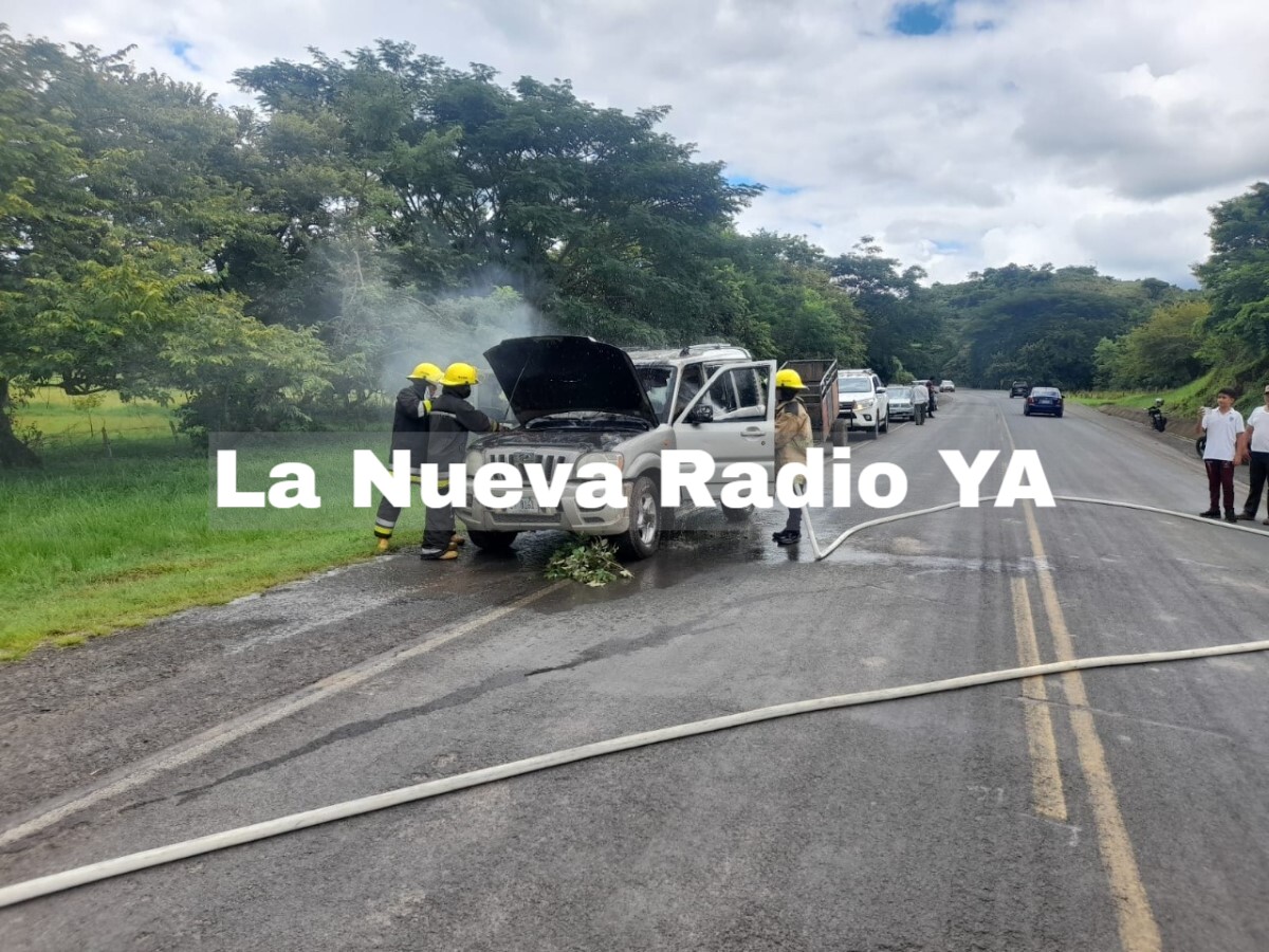 Llamas destruyen parcialmente un jeep en el casco urbano de acoyapa 1