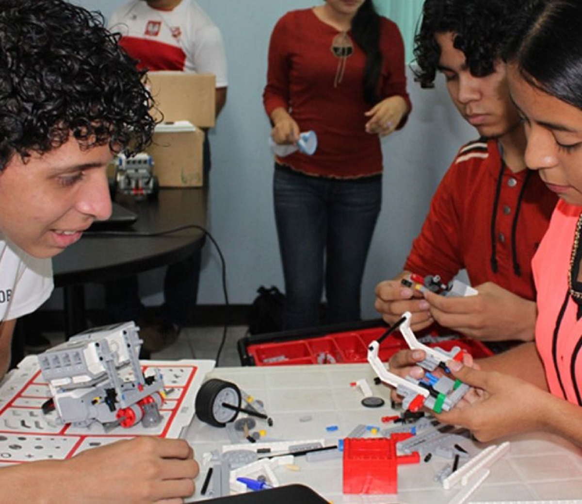 Universidad nacional de ingenieria capacitara en robotica a estudiantes del colegio guardabarranco