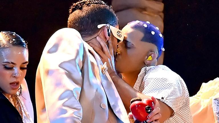 Se salió del closet: Bad Bunny besa a bailarín en plena presentación de los Video Music Awards