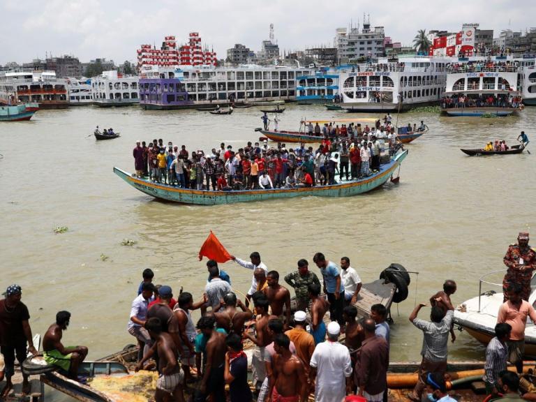 24 personas murieron tras hundirse un barco en el norte de Bangladesh