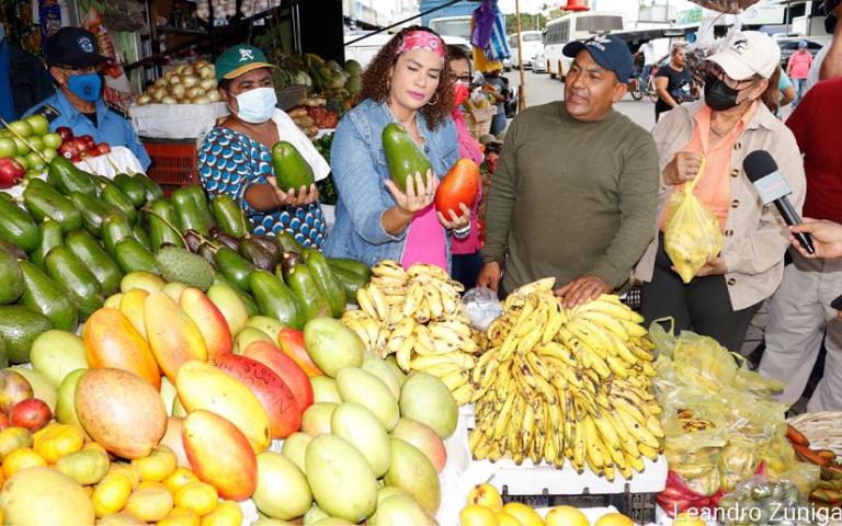 Compañera Reyna Rueda, candidata a la Alcaldía de Managua, se reúne con comerciantes del Mercado Mayoreo