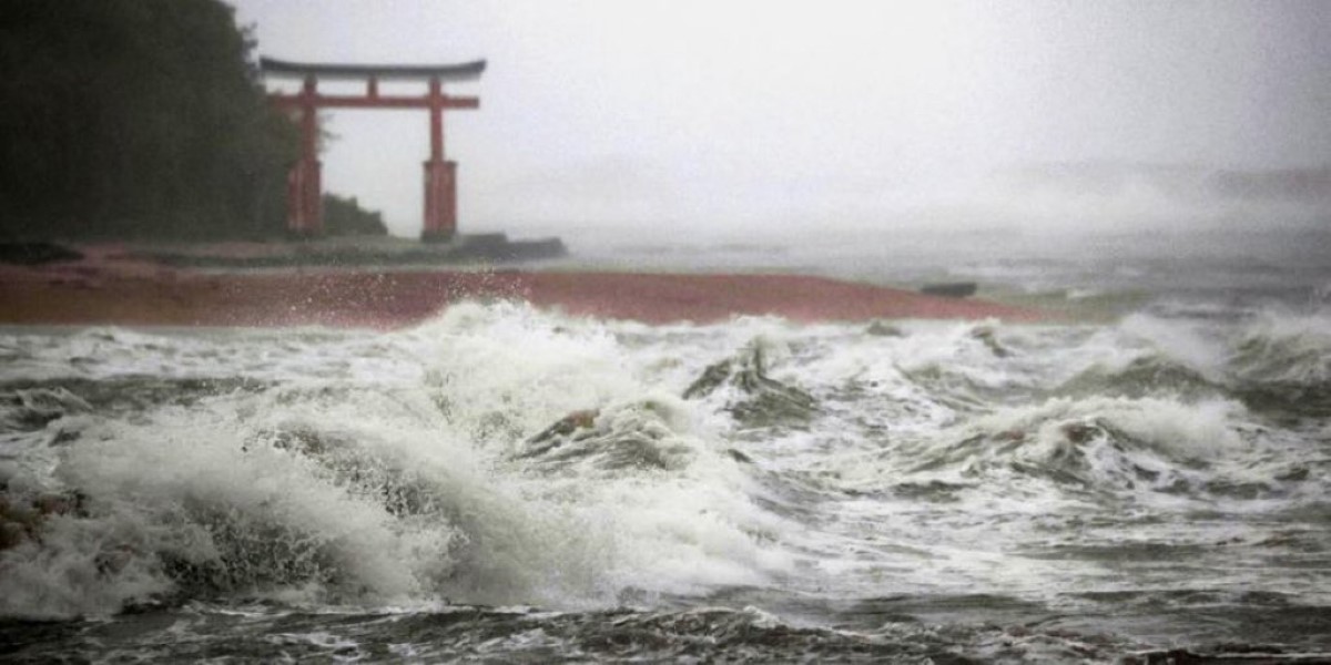 El tifon nanmadol toca tierra causando miles de evacuados en japon