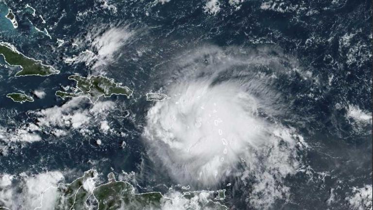 Fiona se convierte en huracán mientras se acerca a Puerto Rico