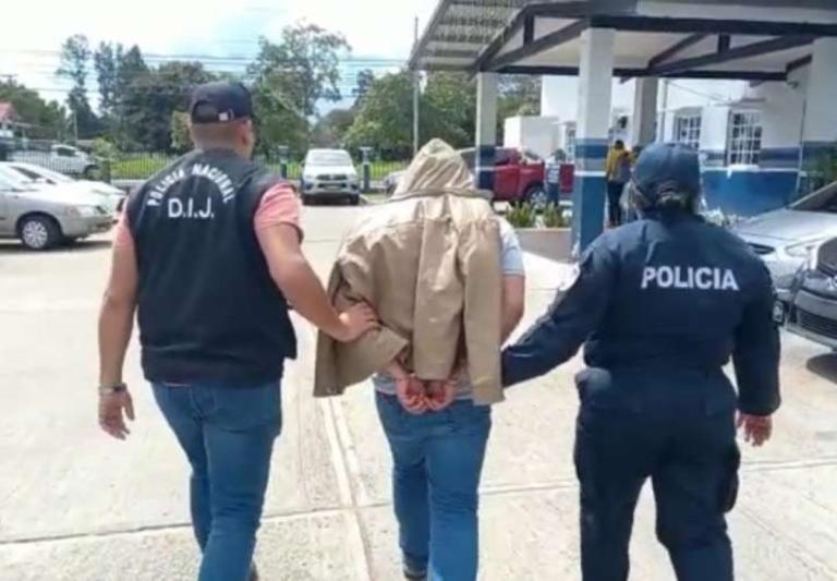 Joven mata a su anciano padre y luego quema toda su casa por un pleito de dinero, en Panamá