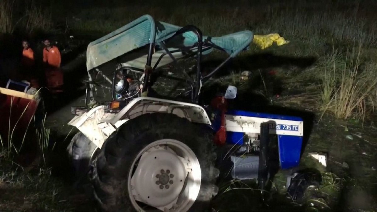 26 personas mueren cuando un tractor termino al fondo de un estanque en la india