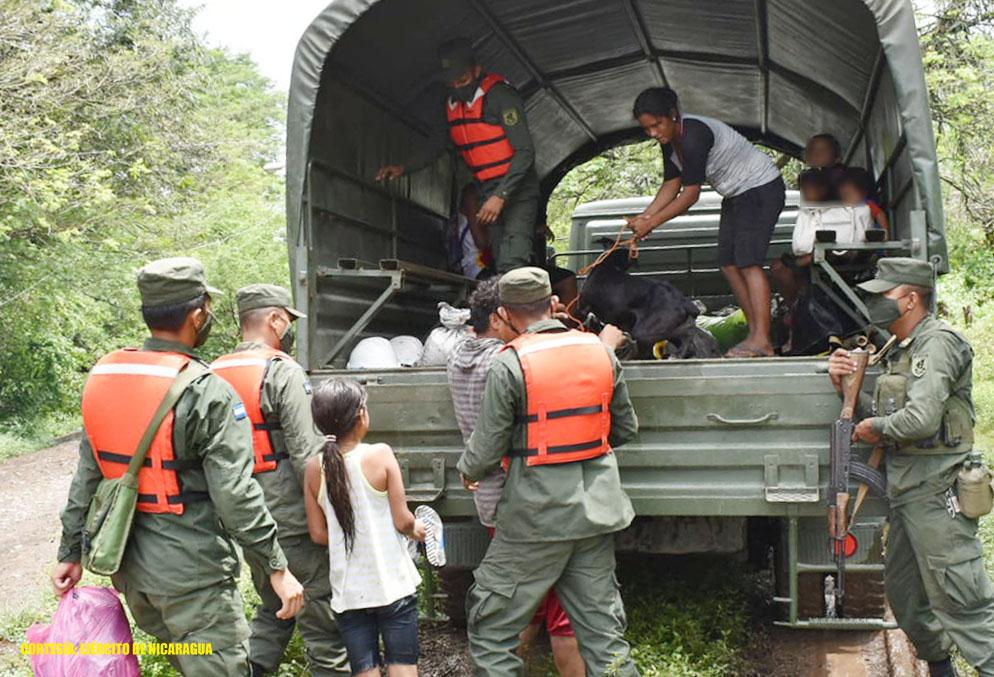 Ejercito de nicaragua evacua a 18 personas en villanueva afectadas por julia