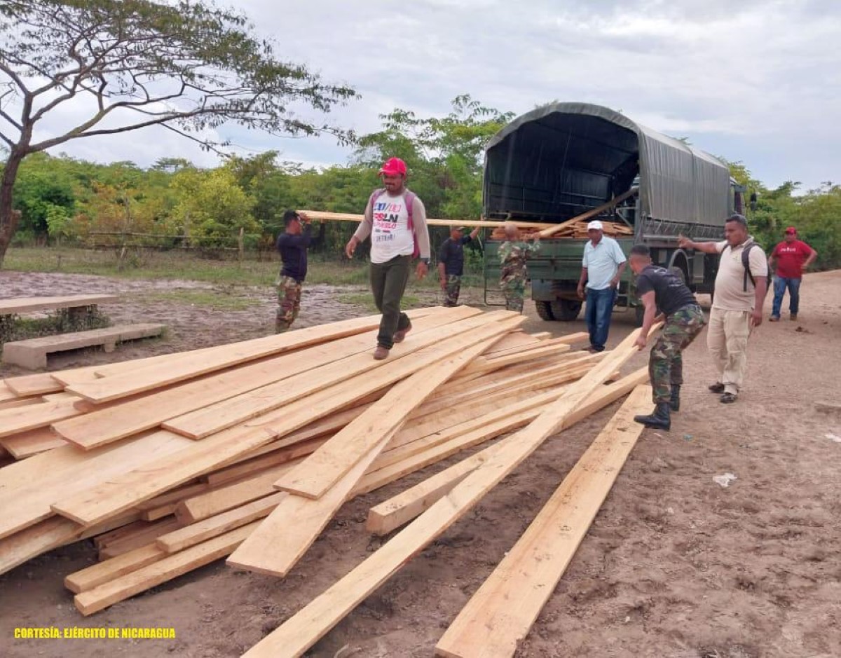 Ejercito de nicaragua retiene a pareja nicaraguense que trasladaba ilegalmente madera a honduras evidencia
