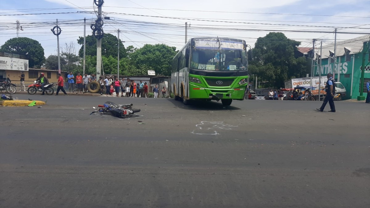 Motociclista repartidor muere impactado por bus en carretera norte