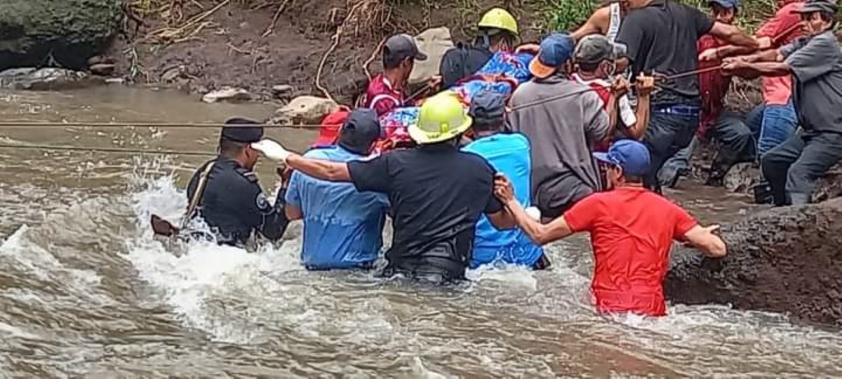 Momentos en que es recuperado el cuerpo de la joven Scarleth Velásquez