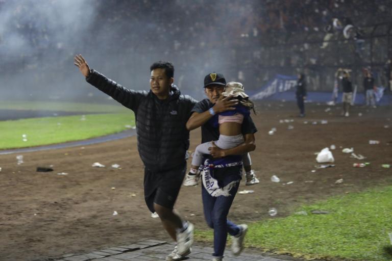 Sube a 125 la cantidad de muertos tras una estampida durante un partido de fútbol en Indonesia