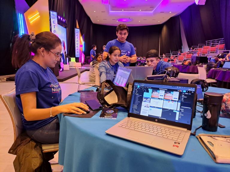 Estudiantes construyen rutas creativas tecnológicas durante Sexta Edición de «Hackathon Nicaragua Metaverso 2022»