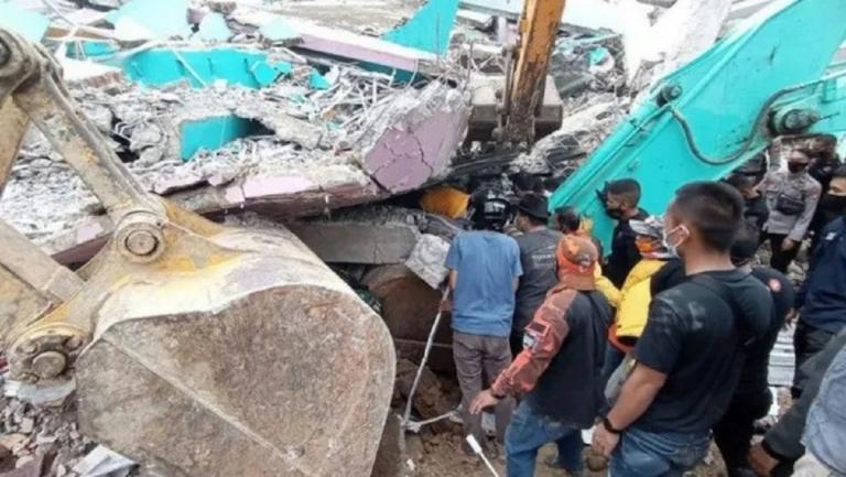 Aumenta a 318 el número de muertos por devastador terremoto en Indonesia
